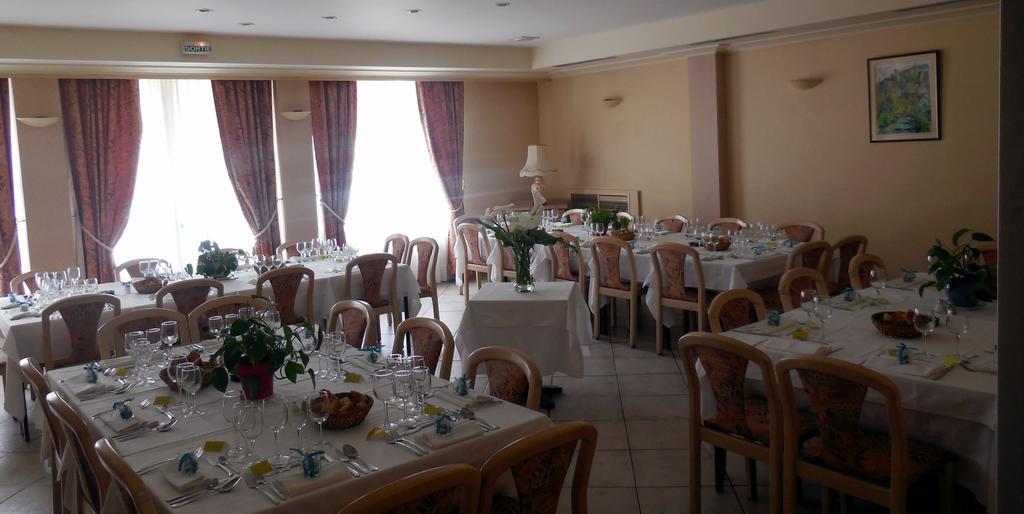 Logis Hotel Restaurant Des Voyageurs Pont-de-Salars Bagian luar foto
