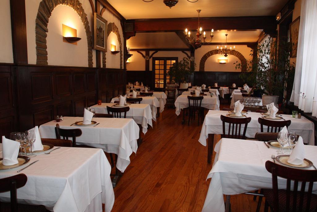Logis Hotel Restaurant Des Voyageurs Pont-de-Salars Ruang foto