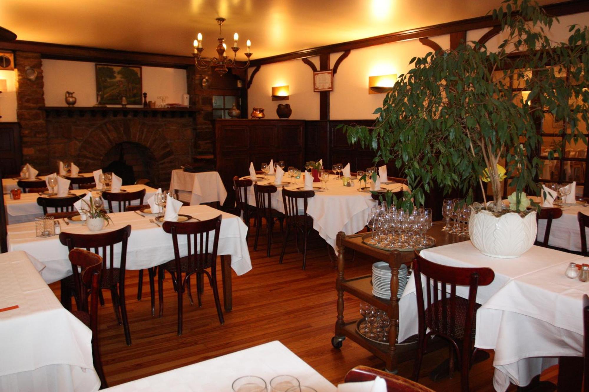 Logis Hotel Restaurant Des Voyageurs Pont-de-Salars Ruang foto
