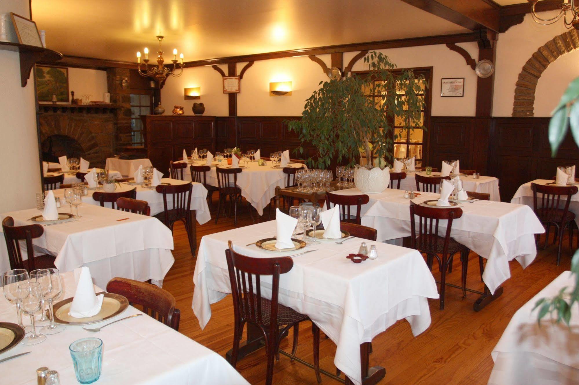 Logis Hotel Restaurant Des Voyageurs Pont-de-Salars Bagian luar foto