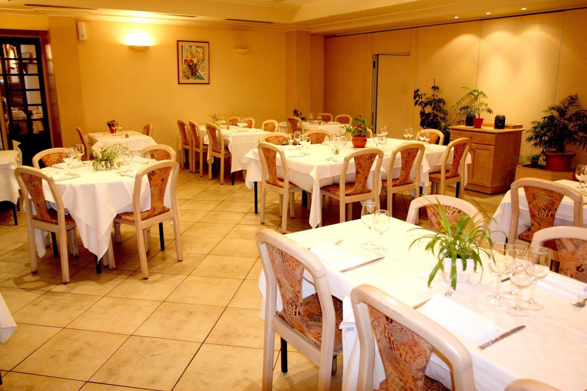 Logis Hotel Restaurant Des Voyageurs Pont-de-Salars Bagian luar foto