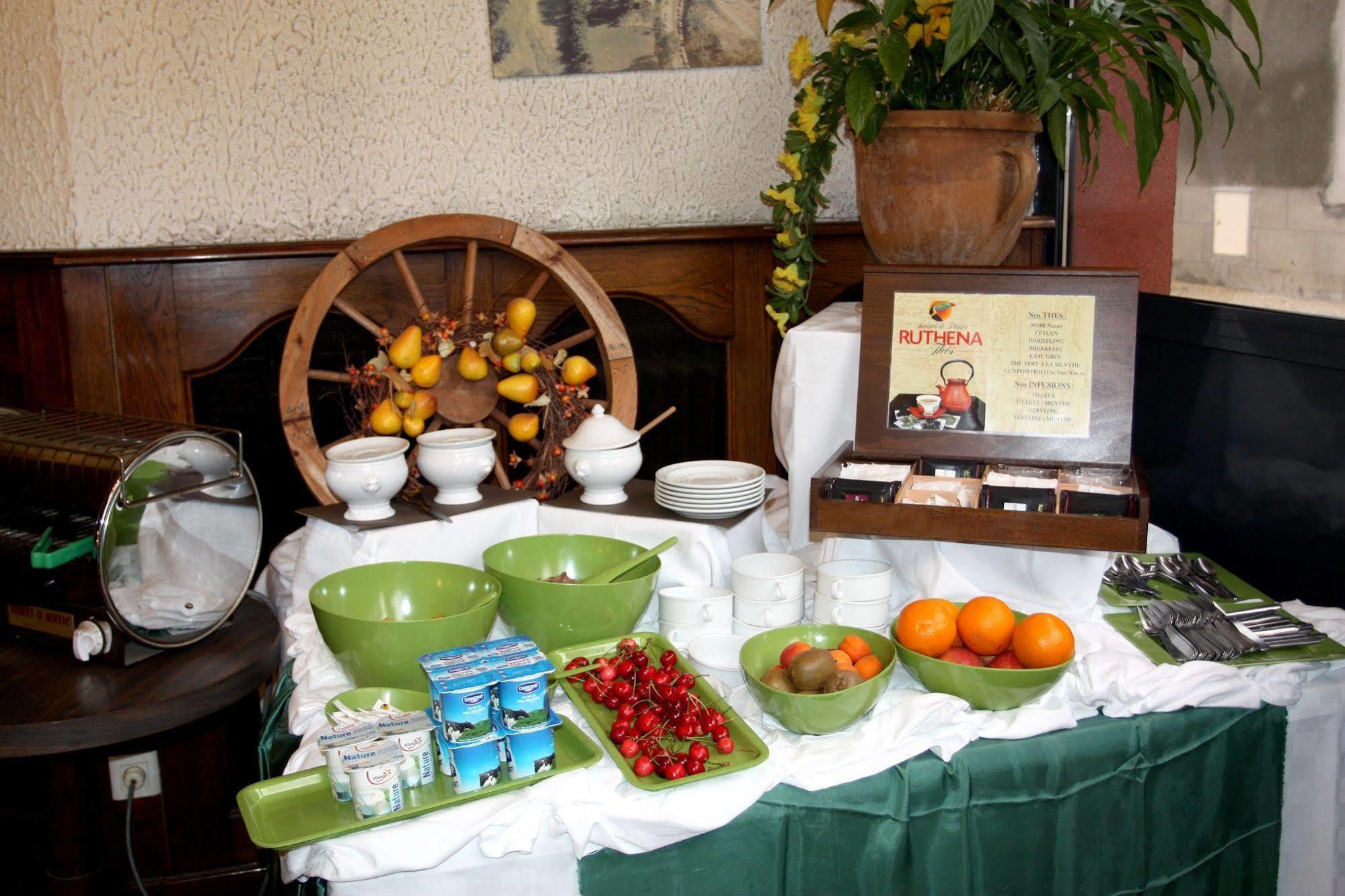 Logis Hotel Restaurant Des Voyageurs Pont-de-Salars Bagian luar foto