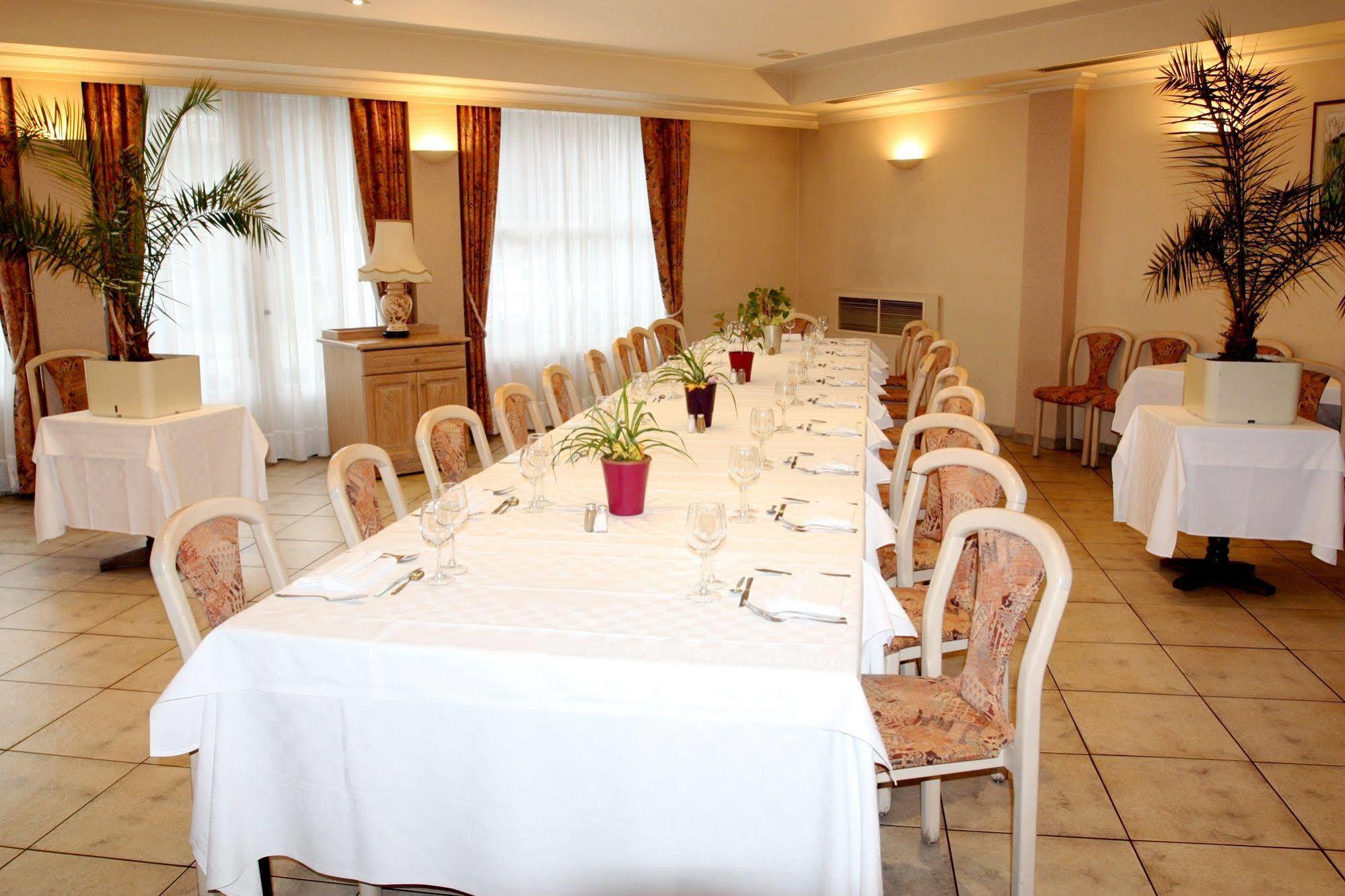 Logis Hotel Restaurant Des Voyageurs Pont-de-Salars Bagian luar foto