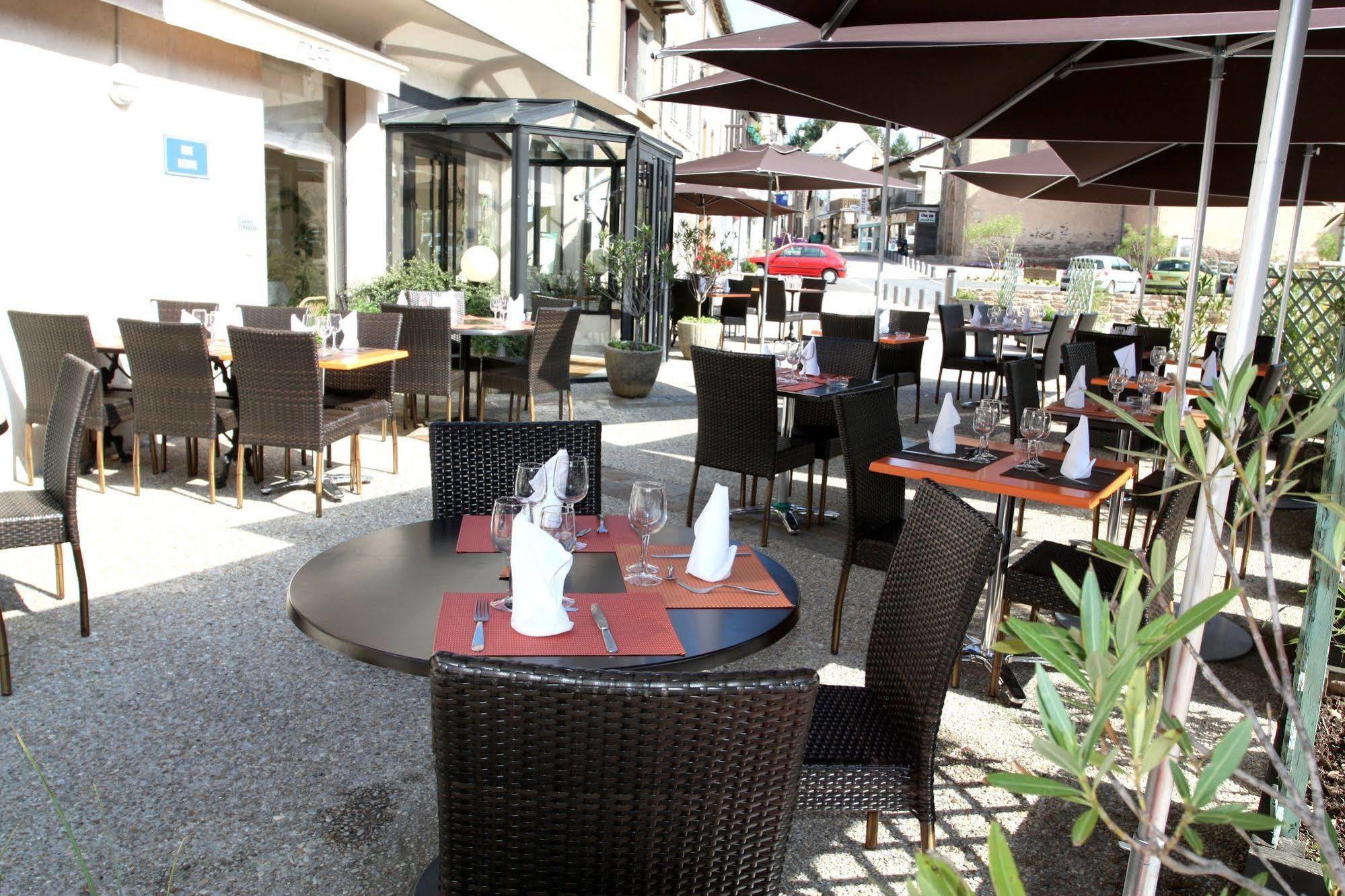 Logis Hotel Restaurant Des Voyageurs Pont-de-Salars Bagian luar foto