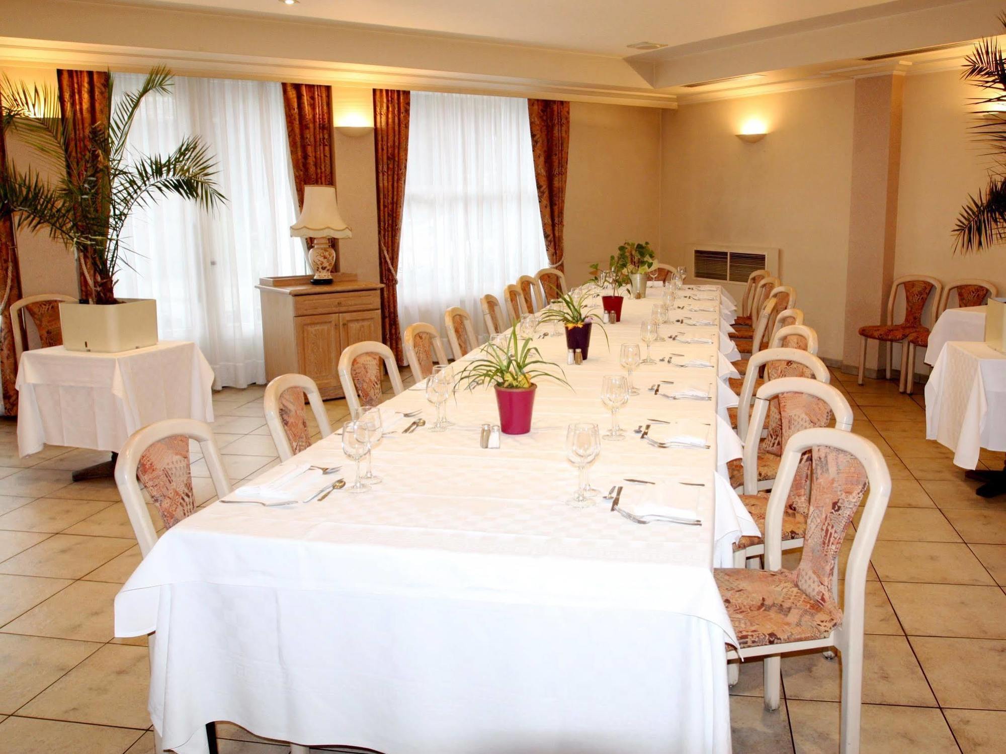 Logis Hotel Restaurant Des Voyageurs Pont-de-Salars Bagian luar foto