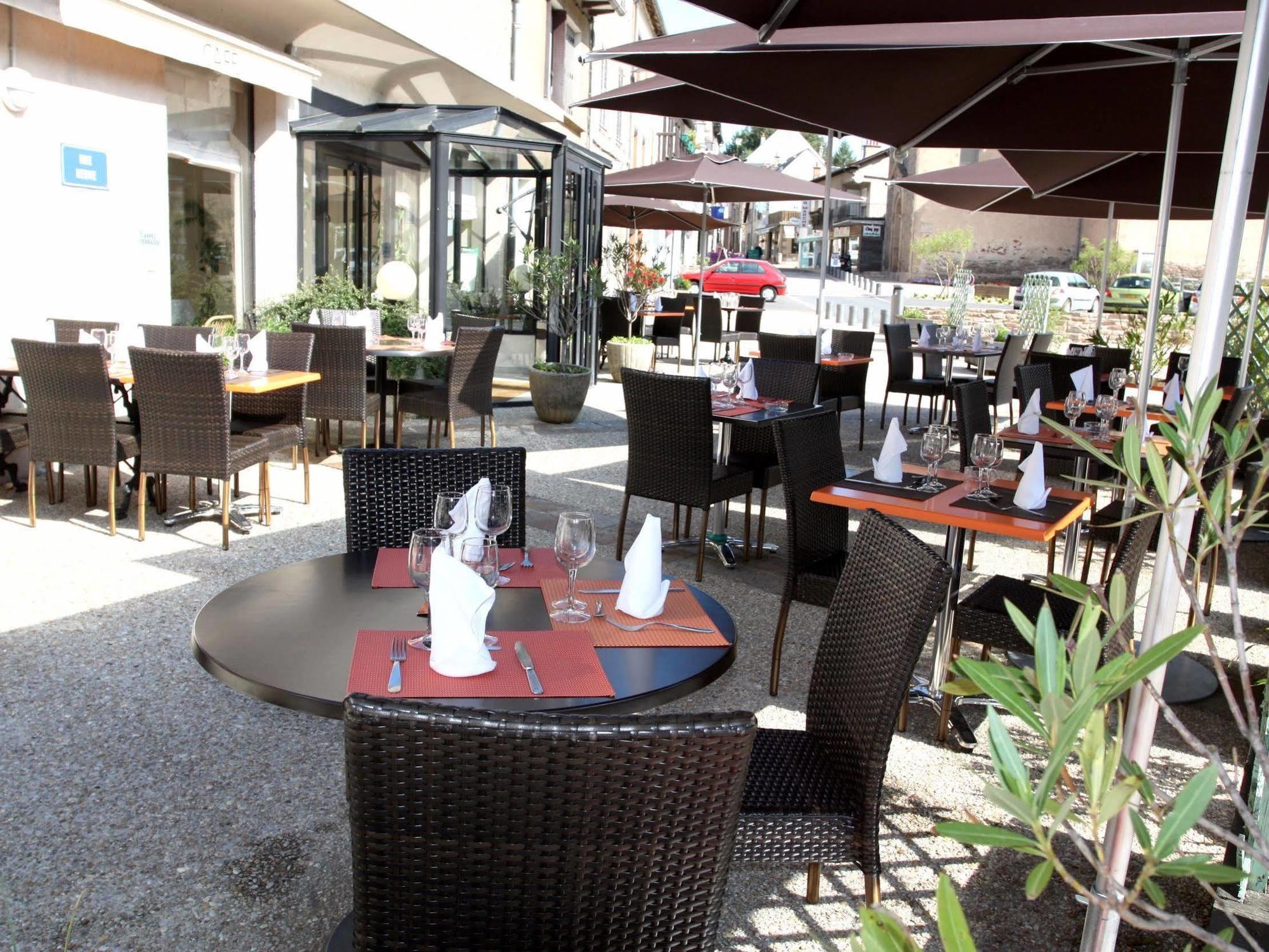 Logis Hotel Restaurant Des Voyageurs Pont-de-Salars Bagian luar foto