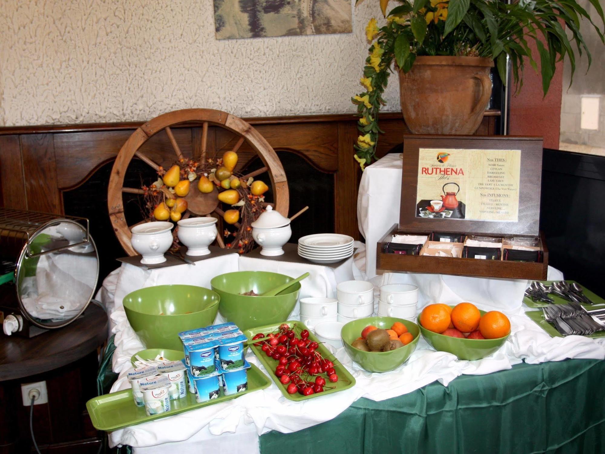 Logis Hotel Restaurant Des Voyageurs Pont-de-Salars Bagian luar foto