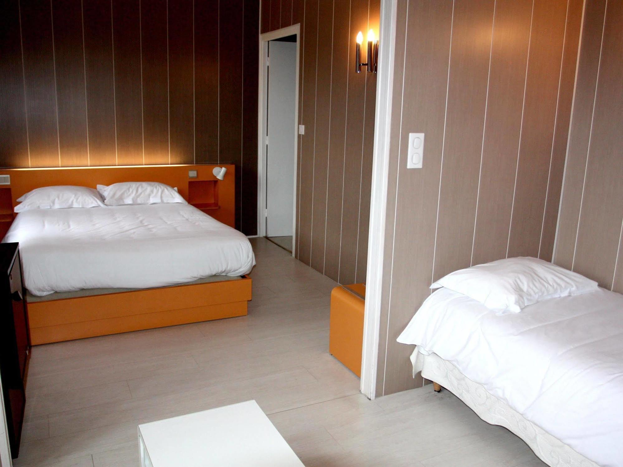 Logis Hotel Restaurant Des Voyageurs Pont-de-Salars Bagian luar foto