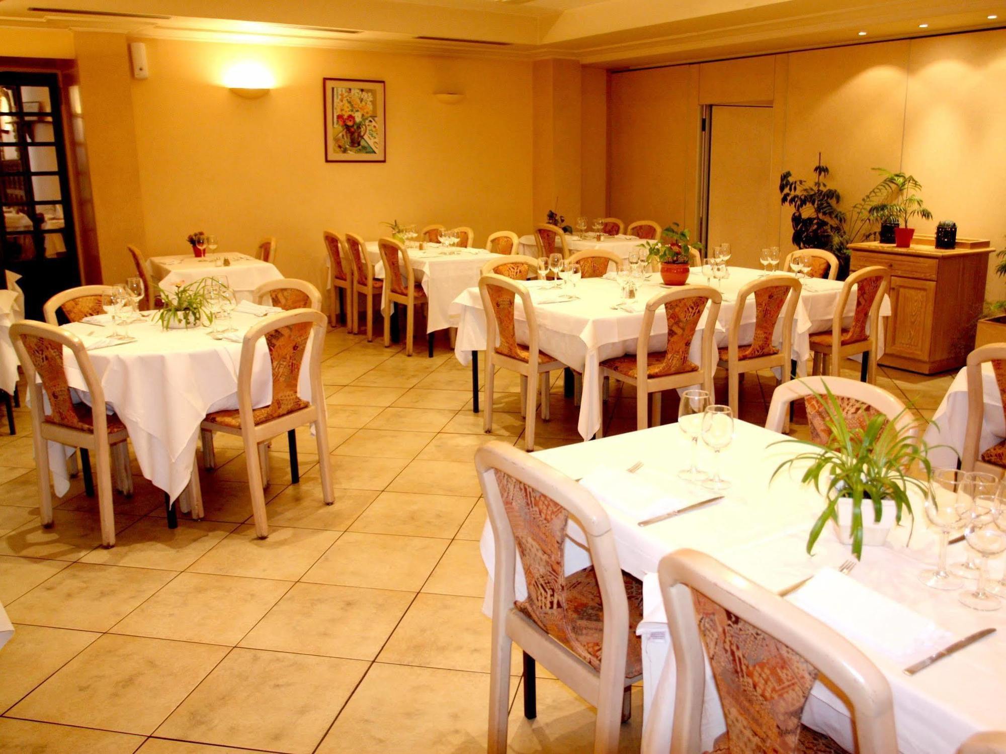 Logis Hotel Restaurant Des Voyageurs Pont-de-Salars Bagian luar foto