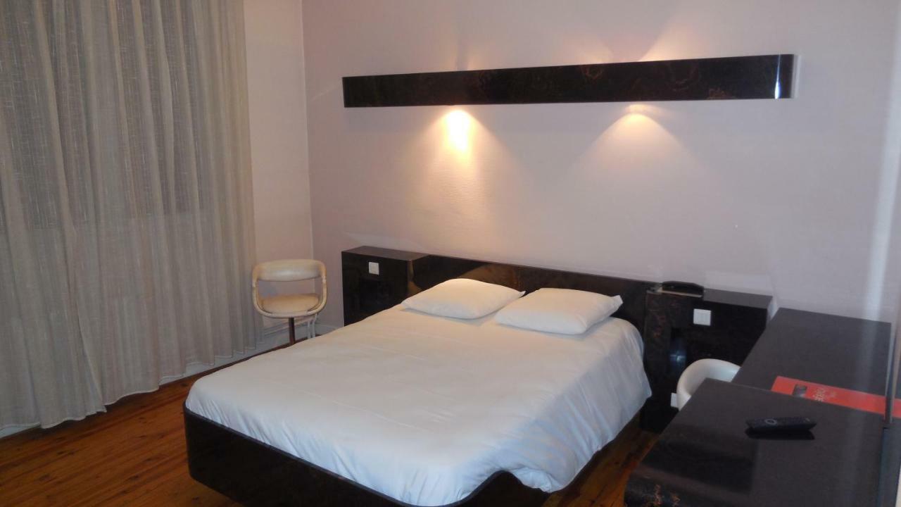 Logis Hotel Restaurant Des Voyageurs Pont-de-Salars Bagian luar foto