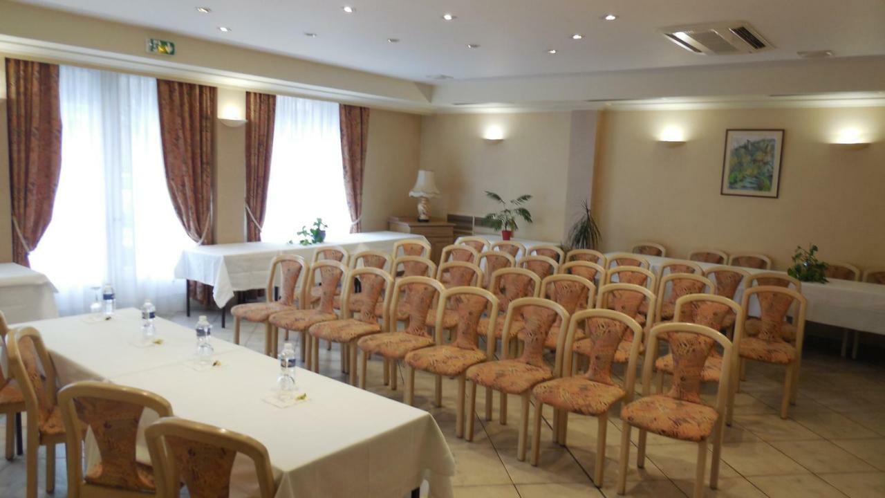 Logis Hotel Restaurant Des Voyageurs Pont-de-Salars Bagian luar foto